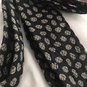 Black and white Italian 100” silk tie🌺